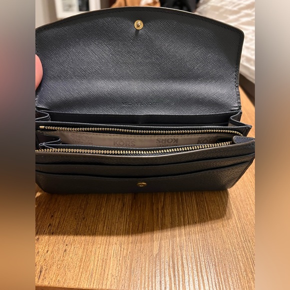 Michael Kors wallet - Picture 5 of 10